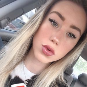 Meet your Posher, Becca